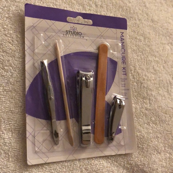 MANICURE 💅 KIT - Picture 2 of 6